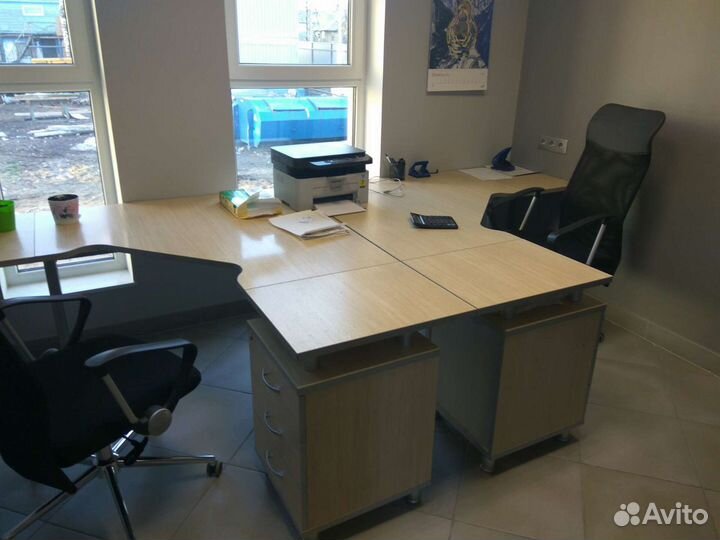 Стол с тумбой на металлокаркасе