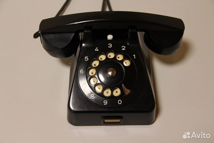 Антикварный телефон фирмы 