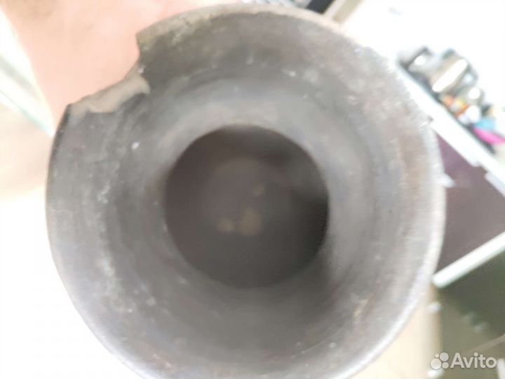 Две большие чернолаковые крынки