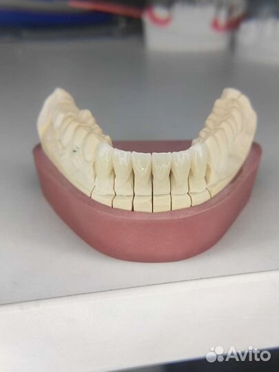 Зубной техник керамист