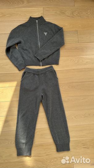 Костюм: худи и джоггеры Prada