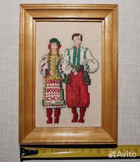 Миниатюра, вышитая крестом, в деревянной рамке