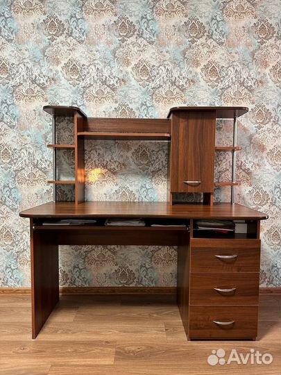 Компьютерный стол и стул