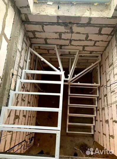 Прямая лестница на металлокаркасе