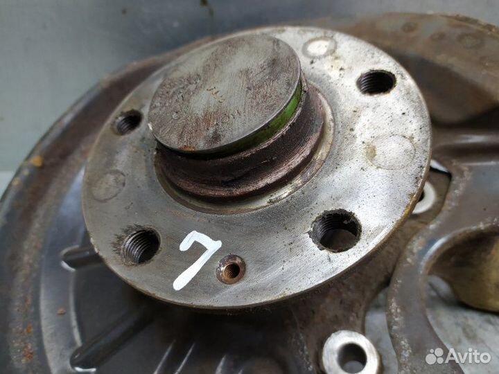 Кулак поворотный задний левый Volkswagen Golf Vi