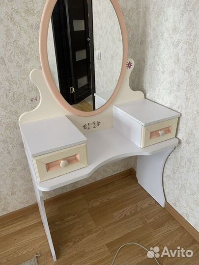 Туалетный столик для девочки с зеркалом