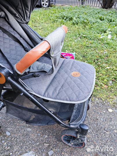 Прогулочная коляска с утепленной накидкой