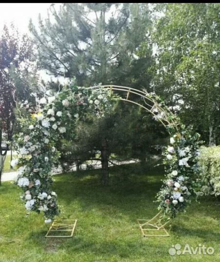 Свадебная арка и позолоченные тумбы