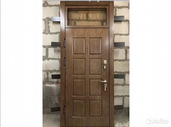 Входные двери с верхней вставкой, двери с фрамугой