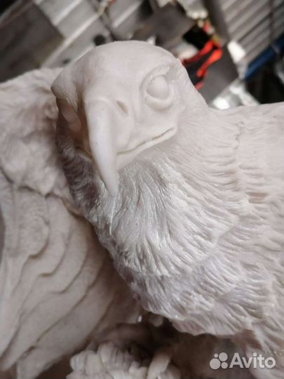 Скульптура орла