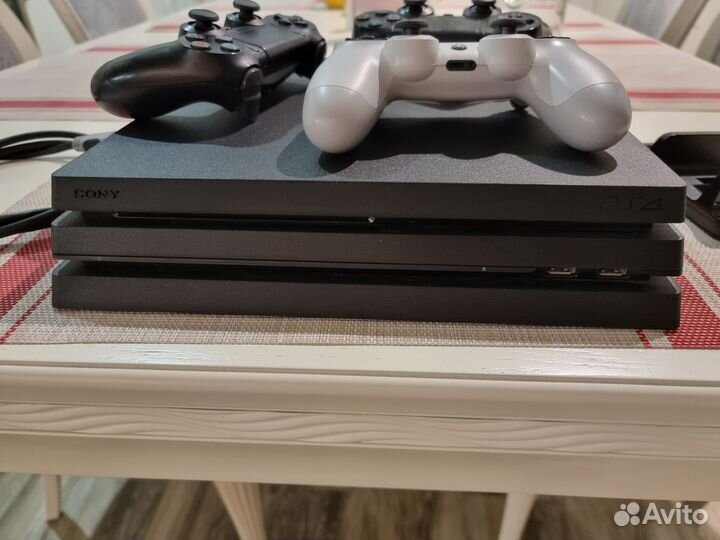 Игровая приставка ps4 pro