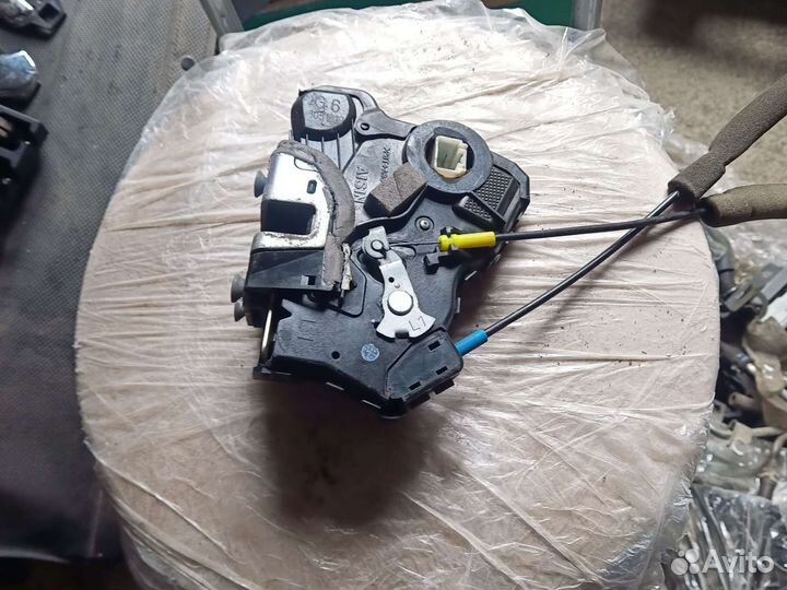 Замок двери передний левый Lexus is 250