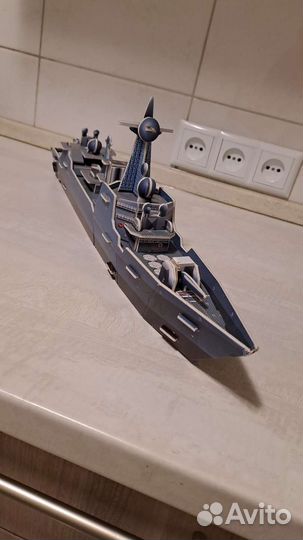 Модели кораблей и танка большие