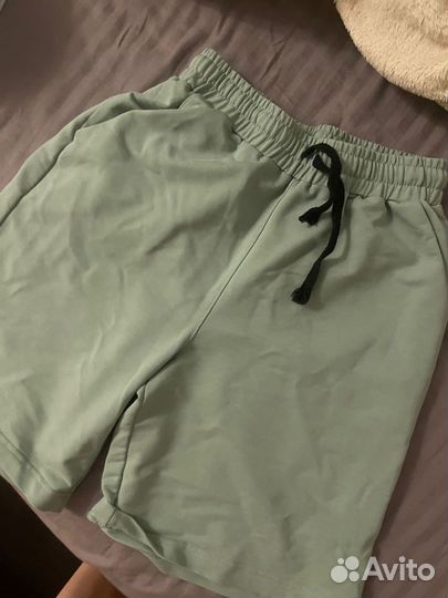 Коробка с одеждой и мелочами