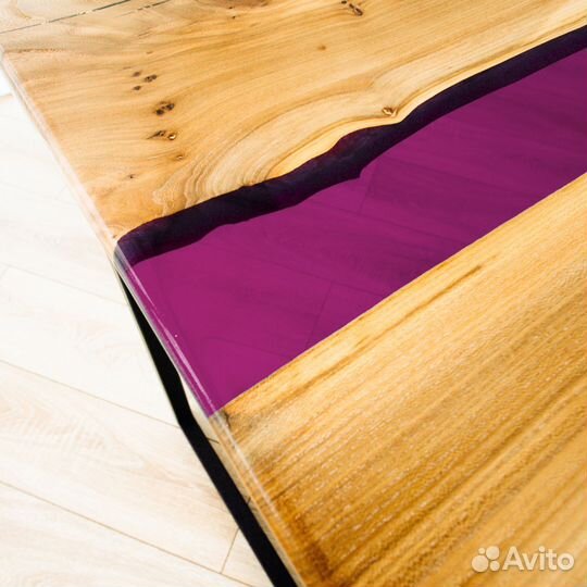 Стол из слэба с розовой смолой