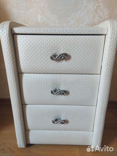 Тумба прикроватная белая