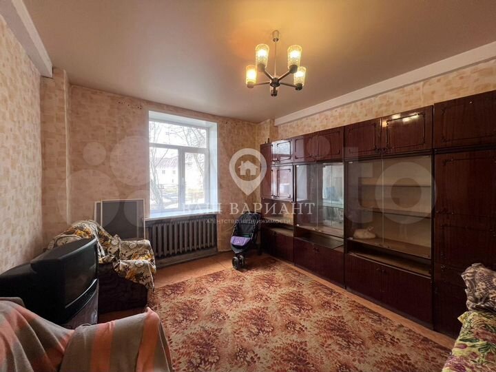 Комната 28,4 м² в 2-к., 1/3 эт.