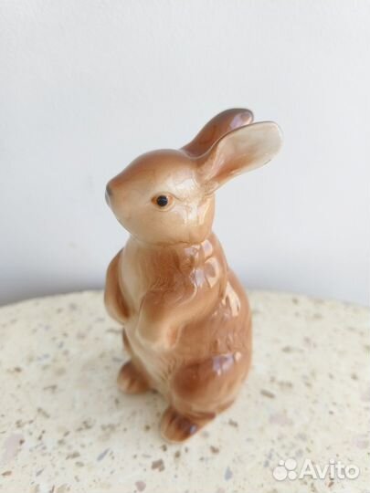 Фарфоровая статуэтка заяц