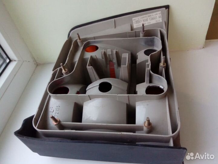 Задний левый фонарь на форд-скорпио