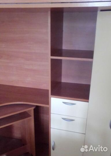 Детский уголок с кроватью и столом