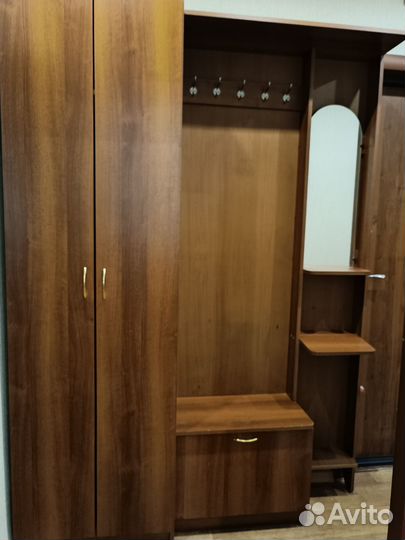 Прихожая со шкафом и зеркалом бу