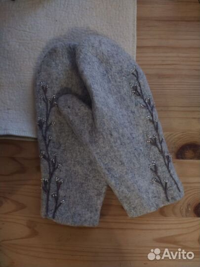 Варежки из мериноса серые с вышивкой