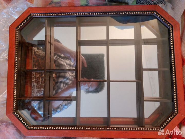 Шкафчик-витрина навесн. Для коллекц.нов. дерев.Гер
