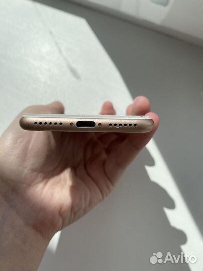 Телефон iPhone 8