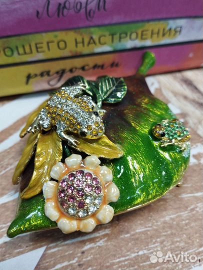 Лягушка шкатулка со стразами новинки разные