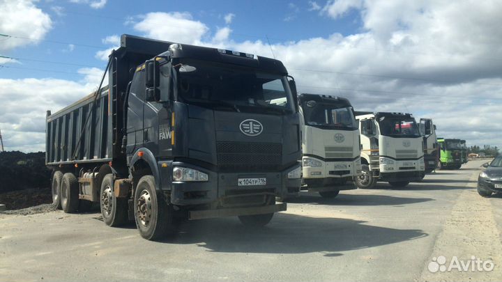 Водитель самосвала