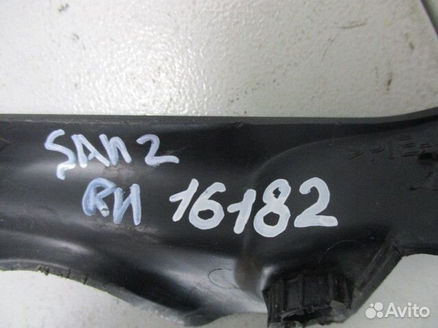 Накладка лобового стекла правая Renault Sandero 2 5S