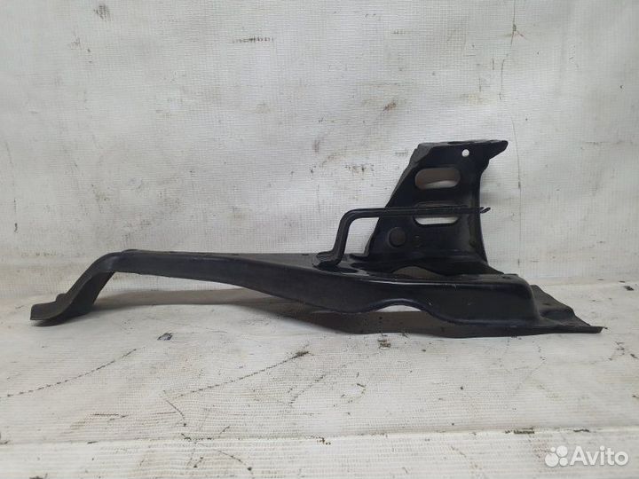 Кронштейн замка капота Mazda 626 седан 1997