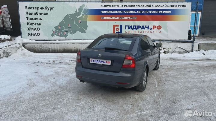 Усилитель заднего бампера Skoda Octavia (A5) 1Z580