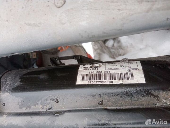 Подушка безопасности в торпедо Volkswagen Passat