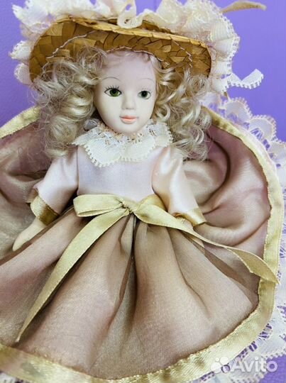 Фарфоровая куколка