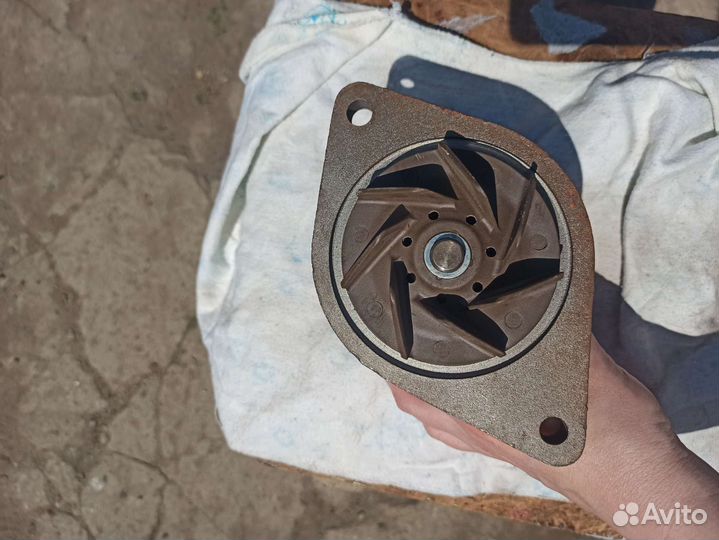 Помпа водяная двс каминс