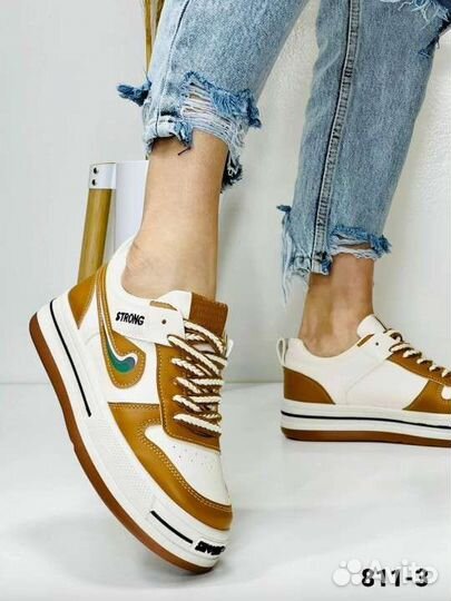 Кроссовки женские