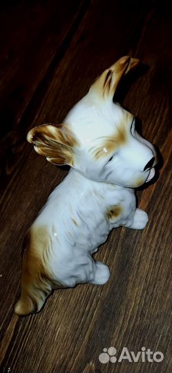 Фарфоровая большая статуэтка собаки