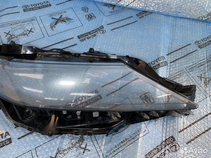 Стекло фары переднее правое Toyota Camry 2017