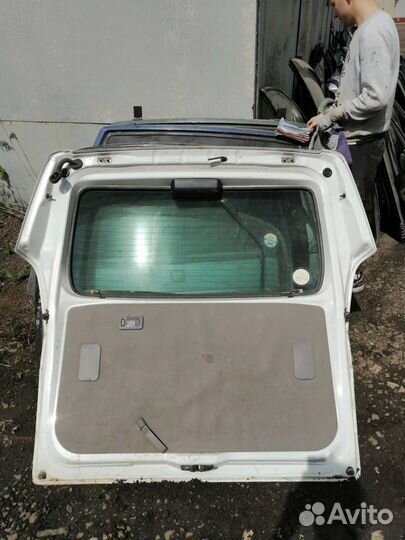 Дверь багажника Nissan Serena 24