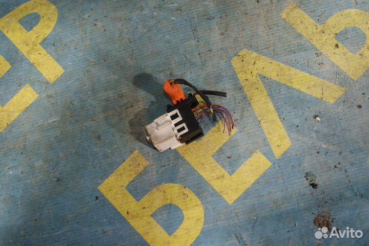 Белое реле BMW E39 1