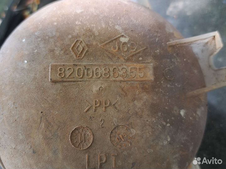 Расширительный бачок на Рено Логан 2008 г.в