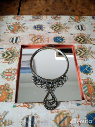 Винтажное зеркало и твердые духи