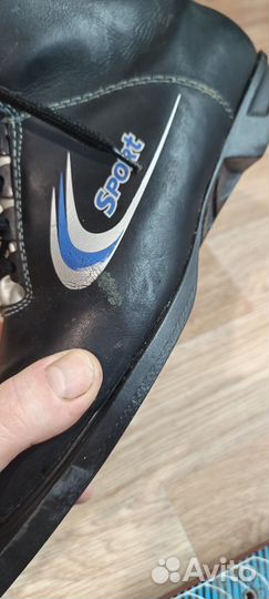 Лыжные ботинки вместе с креплением