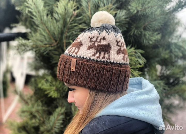 Женская жаккардовая шапка ручной вязки