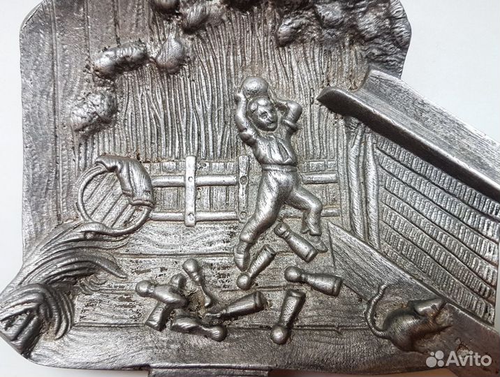 Старинная оловянная пепельница Игра в кегли