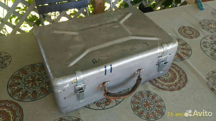 Алюминиевый чемодан