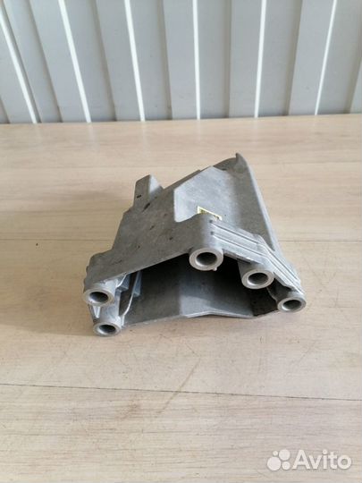 Кронштейн двигателя правый Genesis G70 G4KL 2019