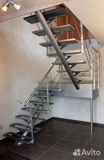 Металлическая лестница на монокосоуре