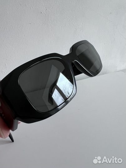 Солнцезащитные очки Prada Symbol